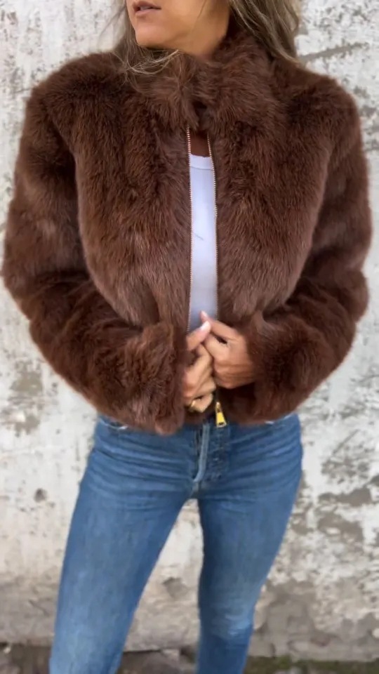 Women's Cropped Faux Fur Jacket - Zip Up Plush Winter Coat Streetwear
